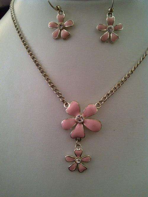 "Stunning set"Pink flower Pendant Necklace & earing set - high quality - a Dainty BEAUTY!