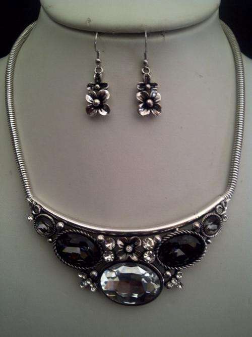 "Stunning set" Dark & light rhinestone Necklace & earing set - a BEAUTY! ONLY ONE!!!!