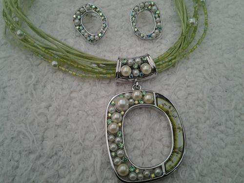 "Mod & Sassy rhinestone Necklace & earing set, gorgeous. LAST ONE!!!!