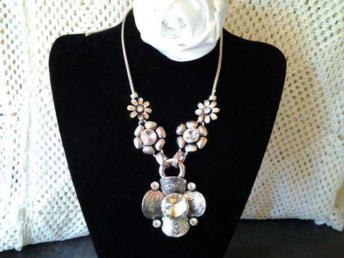 A Lavish chunky Flower necklace - Pewter. A must be see!