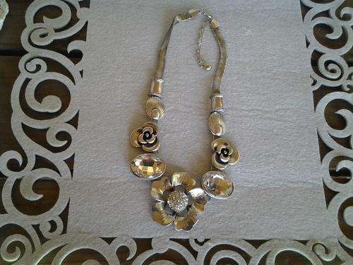Jaw-dropping vintage look regal pewter Flower and large rhinestone necklace - va va voom.