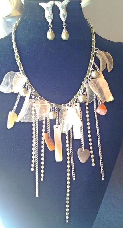 A lovely vintage looking necklace & earings set - stunning - Full of vintage style.