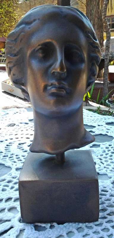 A Collectable statue - lovely piece - see pictures.