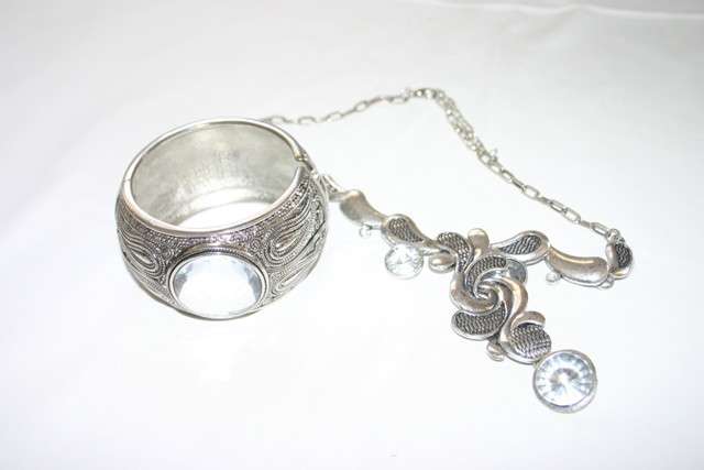 Stunning Pewter and rhinestone necklace set