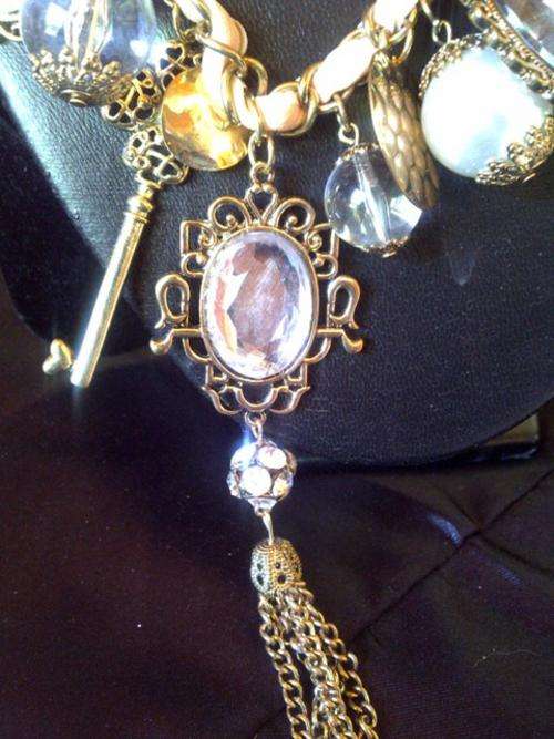 Stunning Peach jewellery set. - Antiquie Design