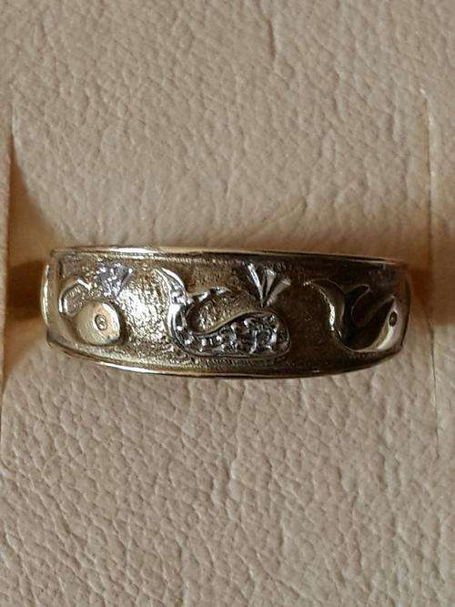 9 kt Gold ring with whales - size 18mm inner diameter - weighs 2.9g as per photo