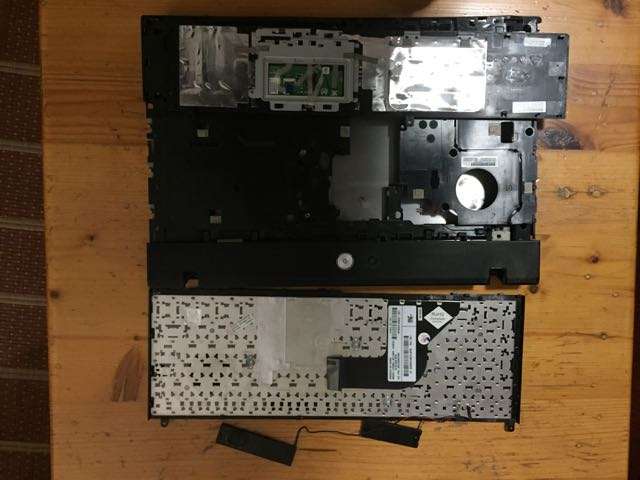 HP 4510s plastic casing with keyboard, touchpad and screws