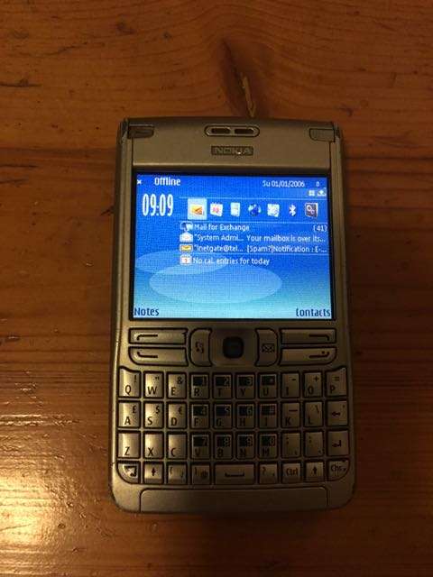 Nokia E61, Aluminium body, includes data cable, 2 pairs earphones, USB charge cable