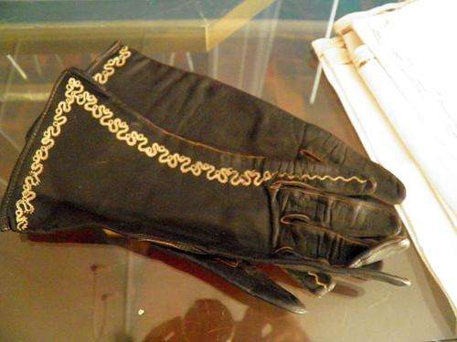 Gorgeous original 1940  Ladies Leather Gloves With Beautiful Detail