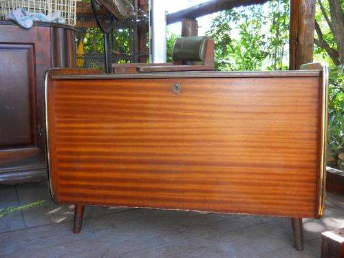 Stunning Modern Mid Cent.1950's Retro Linen Kist very good cond with shelves organize own transport