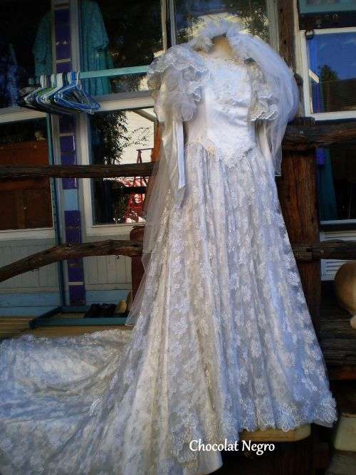 Stunning Vintage Original 1980s Satin And Lace Wedding Dress Train And Veil size 10