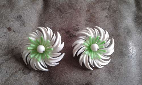 Original 1950s Vintage Green White Flower Clip On Earrings 3cm diameter
