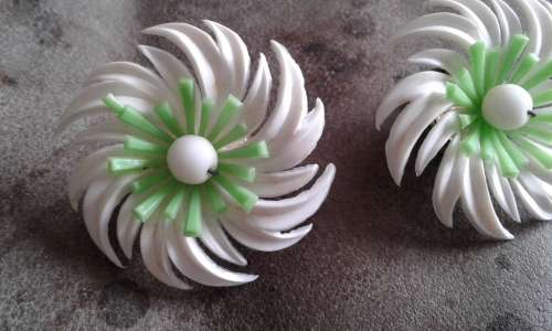 Original 1950s Vintage Green White Flower Clip On Earrings 3cm diameter