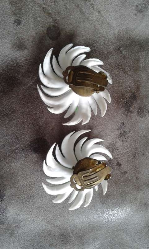 Original 1950s Vintage Green White Flower Clip On Earrings 3cm diameter