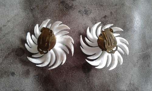 Original 1950s Vintage Green White Flower Clip On Earrings 3cm diameter