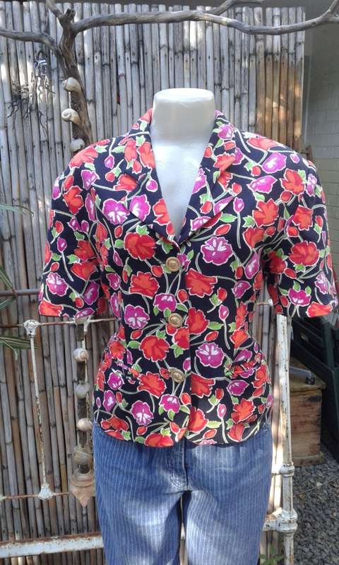 Vintage 1990s Short Sleeves Floral Print Jacket Blazer By JADE Golden Lionshead Buttons Size 14