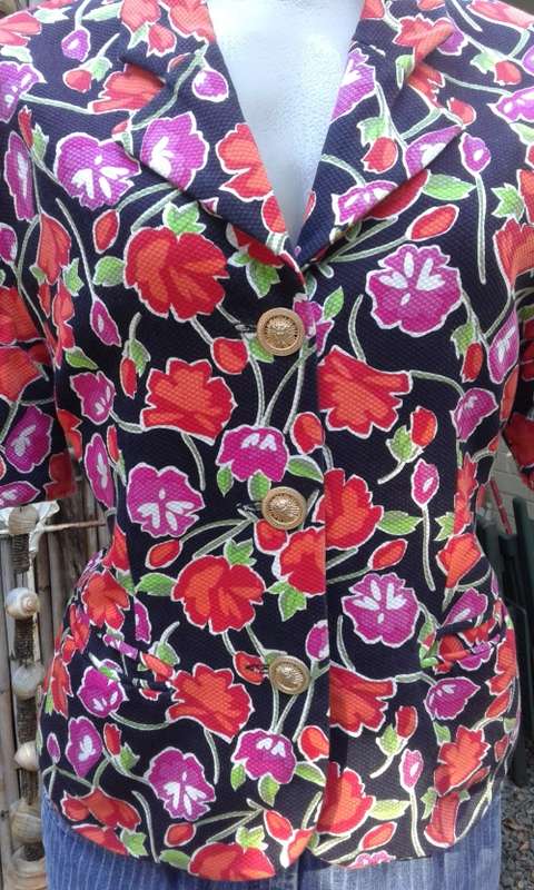 Vintage 1990s Short Sleeves Floral Print Jacket Blazer By JADE Golden Lionshead Buttons Size 14