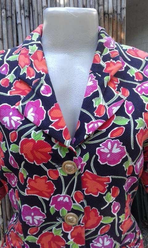 Vintage 1990s Short Sleeves Floral Print Jacket Blazer By JADE Golden Lionshead Buttons Size 14