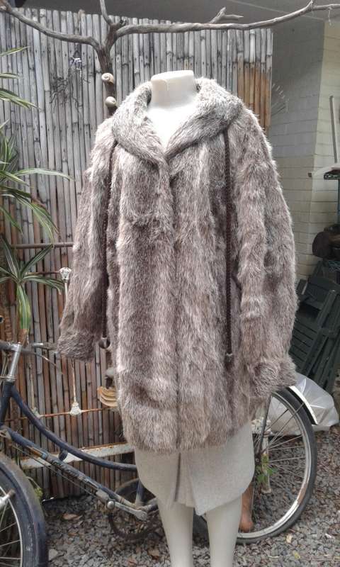 Vintage 1970s Finest Quality Genuine Grey Silver Fox Fur Coat Size 14