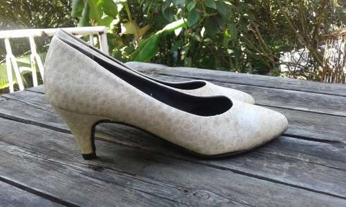 Vintage 1980s Sophisticats Creme White Pumps Size 6