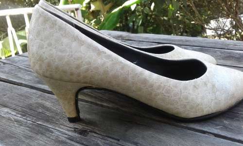 Vintage 1980s Sophisticats Creme White Pumps Size 6