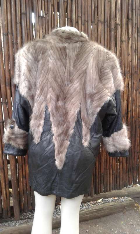 Glamorous 1990s Vintage Black Nappa Lamb Leather And Genuine Mink Fur Winter Coat