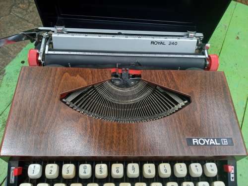 Vintage Rare Mid Century Modern Royal 240 Wood Grain Look Typewriter In Travel Case