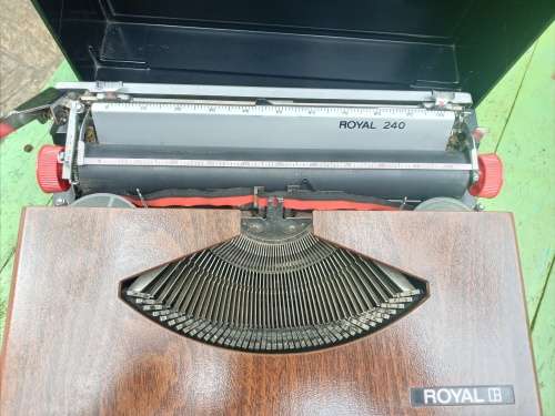 Vintage Rare Mid Century Modern Royal 240 Wood Grain Look Typewriter In Travel Case
