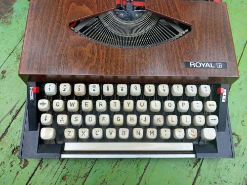 Vintage Rare Mid Century Modern Royal 240 Wood Grain Look Typewriter In Travel Case