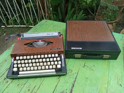 Vintage Rare Mid Century Modern Royal 240 Wood Grain Look Typewriter In Travel Case