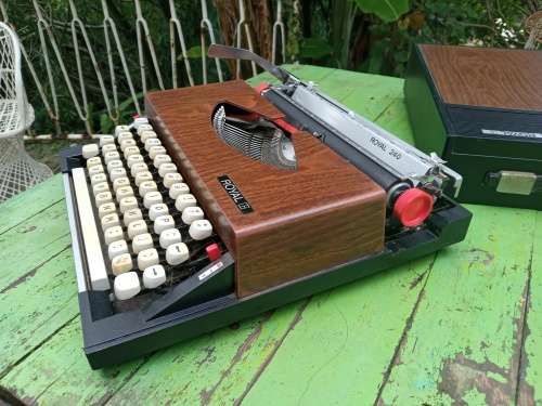 Vintage Rare Mid Century Modern Royal 240 Wood Grain Look Typewriter In Travel Case