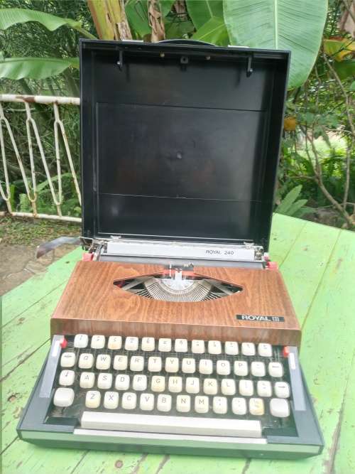 Vintage Rare Mid Century Modern Royal 240 Wood Grain Look Typewriter In Travel Case