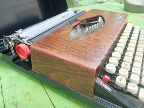 Vintage Rare Mid Century Modern Royal 240 Wood Grain Look Typewriter In Travel Case