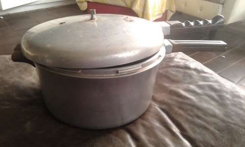 Vintage Presto Pressure Cooker Cooker Model 406 Bakelite Handles