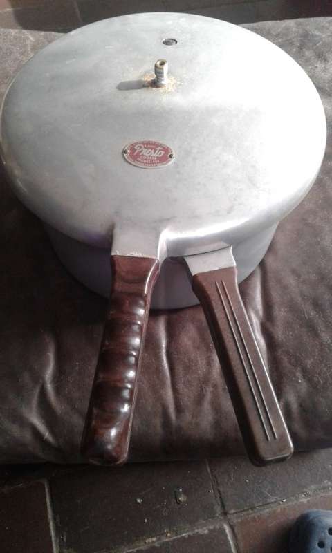 Vintage Presto Pressure Cooker Cooker Model 406 Bakelite Handles