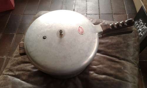 Vintage Presto Pressure Cooker Cooker Model 406 Bakelite Handles