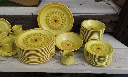 Spectacular Vintage Nikko Japanese Mid Century Modern Yellow Flower Dinner Coffee Set Red Enamel