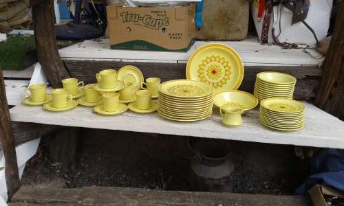 Spectacular Vintage Nikko Japanese Mid Century Modern Yellow Flower Dinner Coffee Set Red Enamel