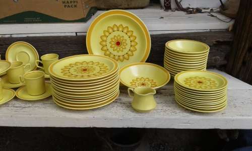 Spectacular Vintage Nikko Japanese Mid Century Modern Yellow Flower Dinner Coffee Set Red Enamel