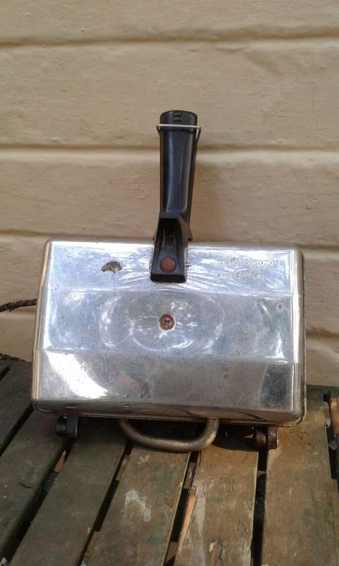 Vintage 1960s Berda Snackwich Aluminum And Bakelite Sandwich Maker Working