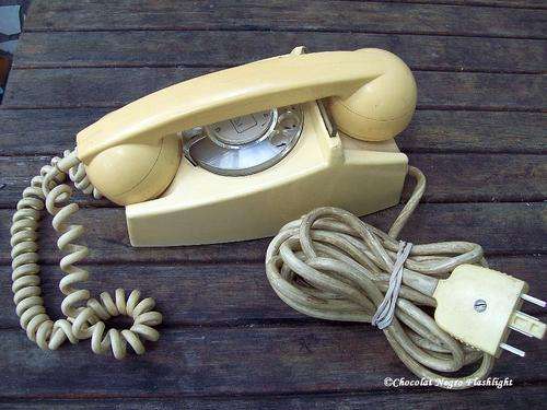 OLD BAKELITE CRANK TELEPHONE IN IVORY COLOR WITH CABLE AND PLUG