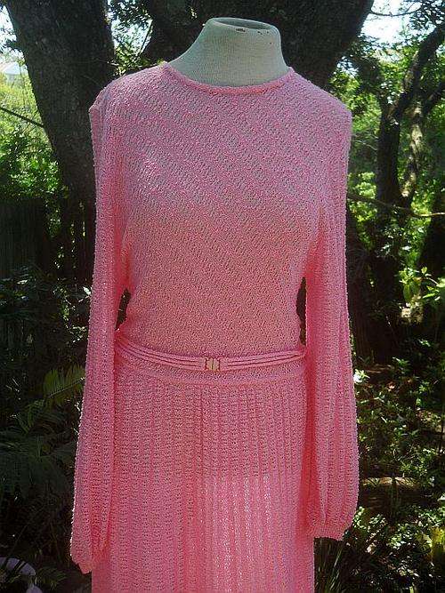 VERY SEXY 1960' PINK KNIT DRESS WITH LOW WAIST BELT AND LONG SLEEVES SIZE 16