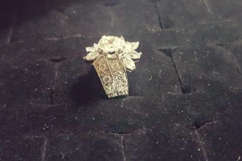 *** Beautiful*** 2.5 CT White Sapphire 6 petal Flower Engagement ring