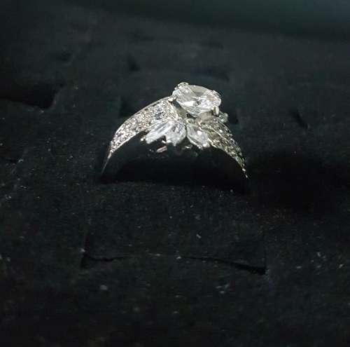 *** Beautiful*** 2.5 CT White Sapphire 6 petal Flower Engagement ring