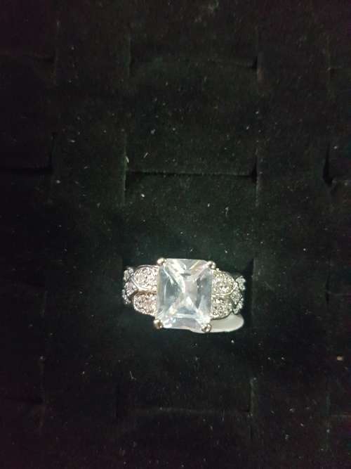 *Beautiful 3 CT Sapphire Split Cushion with floral Design Ring*