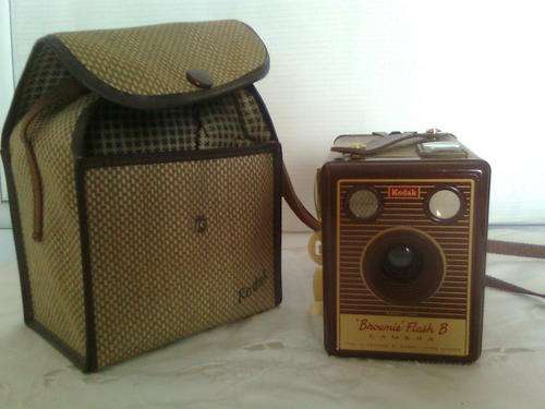 Vintage Kodak "Brownie Flash B" Camera in Brown Pouch