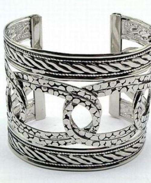HAMMERED METAL CHUNKY SLIP-ON BANGLE................