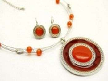 RED NATURAL LUCITE BEAD ON ROUND PENDANT ON METAL CORD - NECKLACE SET