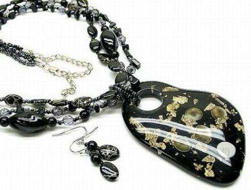 BLACK BEADS WITH OF-SQUARE LUCITE PENDANT - NECKLACE SET