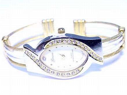OVAL SHAPED GENEVA LADIES WATCH - CRYSTAL DECORATION ON BEZEL - HINGE CUFF BAND